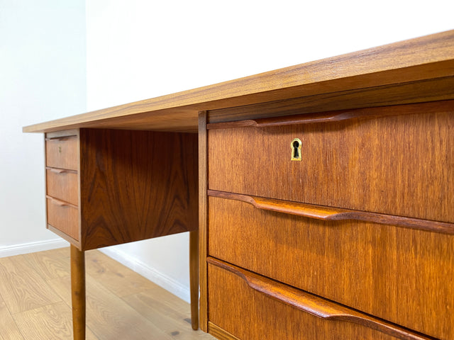 WMK # Stilvoller und sehr gut erhaltener kleiner skandinavischer Mid-Century Schreibtisch in Teakholz mit Schubladen & formschönen Holzgriffen # Bürotisch Desk Arbeitstisch Danisch Design Vintage Teak