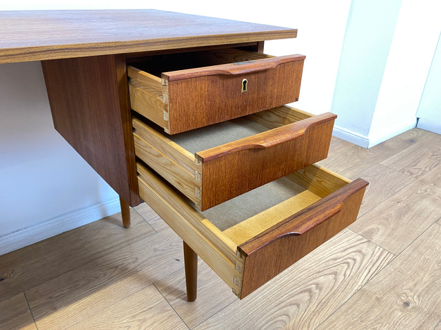 WMK # Stilvoller und sehr gut erhaltener kleiner skandinavischer Mid-Century Schreibtisch in Teakholz mit Schubladen & formschönen Holzgriffen # Bürotisch Desk Arbeitstisch Danisch Design Vintage Teak