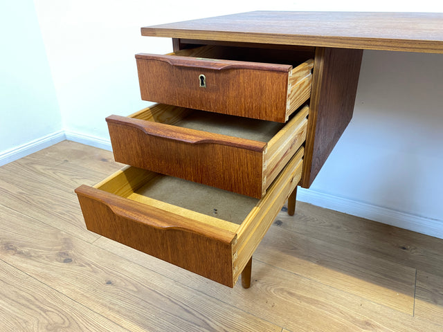 WMK # Stilvoller und sehr gut erhaltener kleiner skandinavischer Mid-Century Schreibtisch in Teakholz mit Schubladen & formschönen Holzgriffen # Bürotisch Desk Arbeitstisch Danisch Design Vintage Teak