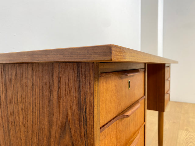 WMK # Stilvoller und sehr gut erhaltener kleiner skandinavischer Mid-Century Schreibtisch in Teakholz mit Schubladen & formschönen Holzgriffen # Bürotisch Desk Arbeitstisch Danisch Design Vintage Teak