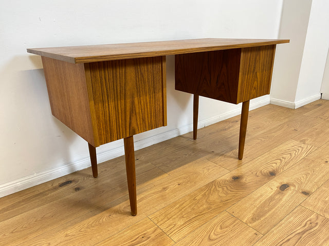 WMK # Stilvoller und sehr gut erhaltener kleiner skandinavischer Mid-Century Schreibtisch in Teakholz mit Schubladen & formschönen Holzgriffen # Bürotisch Desk Arbeitstisch Danisch Design Vintage Teak