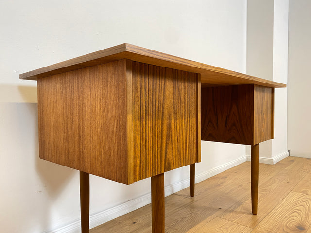 WMK # Stilvoller und sehr gut erhaltener kleiner skandinavischer Mid-Century Schreibtisch in Teakholz mit Schubladen & formschönen Holzgriffen # Bürotisch Desk Arbeitstisch Danisch Design Vintage Teak