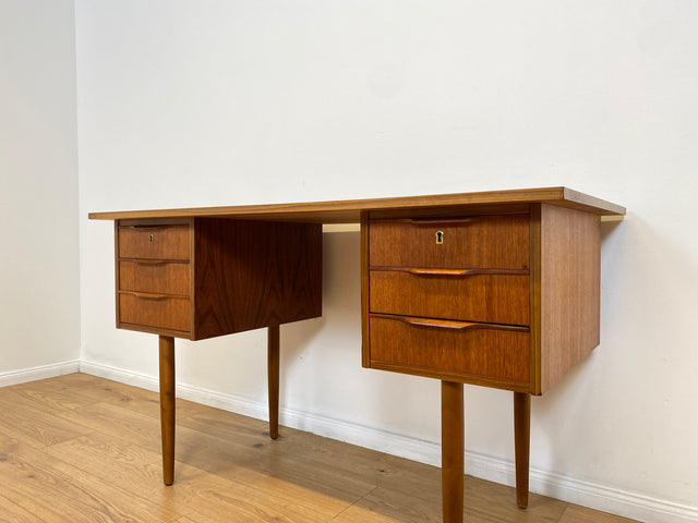 WMK # Stilvoller und sehr gut erhaltener kleiner skandinavischer Mid-Century Schreibtisch in Teakholz mit Schubladen & formschönen Holzgriffen # Bürotisch Desk Arbeitstisch Danisch Design Vintage Teak