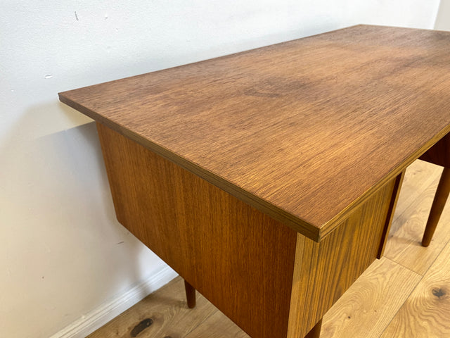 WMK # Stilvoller und sehr gut erhaltener kleiner skandinavischer Mid-Century Schreibtisch in Teakholz mit Schubladen & formschönen Holzgriffen # Bürotisch Desk Arbeitstisch Danisch Design Vintage Teak