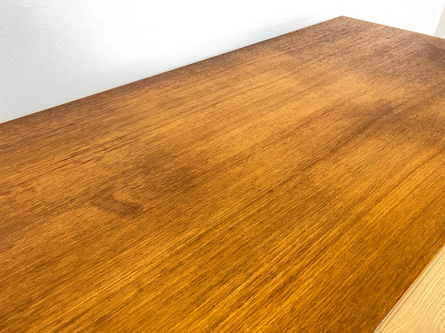 WMK # Stilvoller und sehr gut erhaltener kleiner skandinavischer Mid-Century Schreibtisch in Teakholz mit Schubladen & formschönen Holzgriffen # Bürotisch Desk Arbeitstisch Danisch Design Vintage Teak