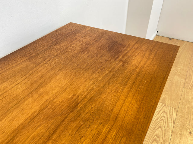 WMK # Stilvoller und sehr gut erhaltener kleiner skandinavischer Mid-Century Schreibtisch in Teakholz mit Schubladen & formschönen Holzgriffen # Bürotisch Desk Arbeitstisch Danisch Design Vintage Teak