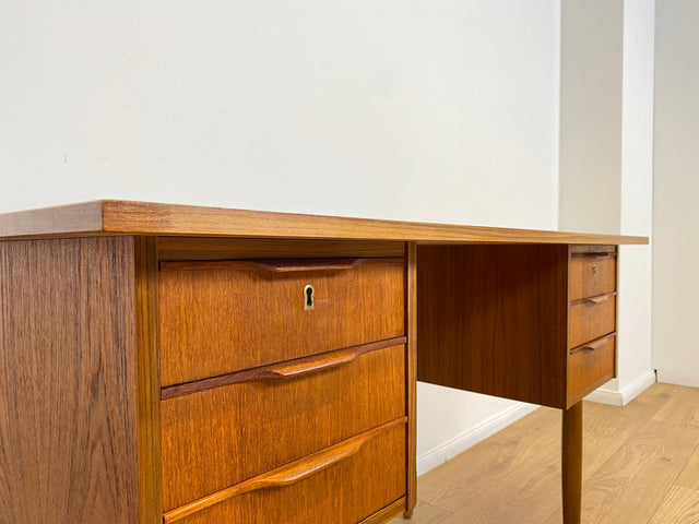WMK # Stilvoller und sehr gut erhaltener kleiner skandinavischer Mid-Century Schreibtisch in Teakholz mit Schubladen & formschönen Holzgriffen # Bürotisch Desk Arbeitstisch Danisch Design Vintage Teak