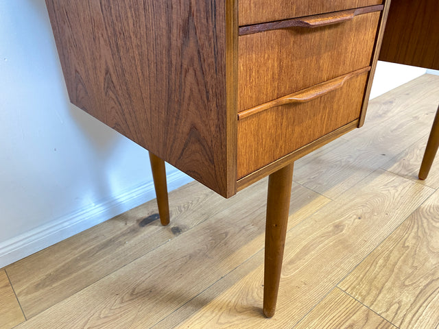 WMK # Stilvoller und sehr gut erhaltener kleiner skandinavischer Mid-Century Schreibtisch in Teakholz mit Schubladen & formschönen Holzgriffen # Bürotisch Desk Arbeitstisch Danisch Design Vintage Teak