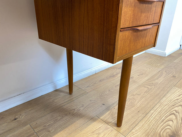 WMK # Stilvoller und sehr gut erhaltener kleiner skandinavischer Mid-Century Schreibtisch in Teakholz mit Schubladen & formschönen Holzgriffen # Bürotisch Desk Arbeitstisch Danisch Design Vintage Teak