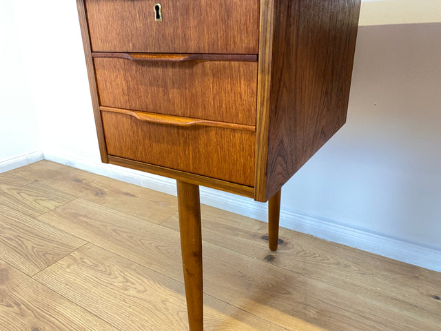 WMK # Stilvoller und sehr gut erhaltener kleiner skandinavischer Mid-Century Schreibtisch in Teakholz mit Schubladen & formschönen Holzgriffen # Bürotisch Desk Arbeitstisch Danisch Design Vintage Teak