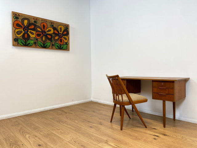WMK # Stilvoller und sehr gut erhaltener kleiner skandinavischer Mid-Century Schreibtisch in Teakholz mit Schubladen & formschönen Holzgriffen # Bürotisch Desk Arbeitstisch Danisch Design Vintage Teak