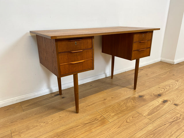 WMK # Stilvoller und sehr gut erhaltener kleiner skandinavischer Mid-Century Schreibtisch in Teakholz mit Schubladen & formschönen Holzgriffen # Bürotisch Desk Arbeitstisch Danisch Design Vintage Teak