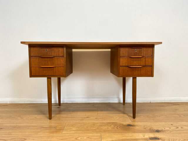 WMK # Stilvoller und sehr gut erhaltener kleiner skandinavischer Mid-Century Schreibtisch in Teakholz mit Schubladen & formschönen Holzgriffen # Bürotisch Desk Arbeitstisch Danisch Design Vintage Teak
