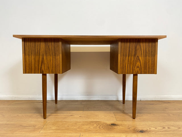 WMK # Stilvoller und sehr gut erhaltener kleiner skandinavischer Mid-Century Schreibtisch in Teakholz mit Schubladen & formschönen Holzgriffen # Bürotisch Desk Arbeitstisch Danisch Design Vintage Teak