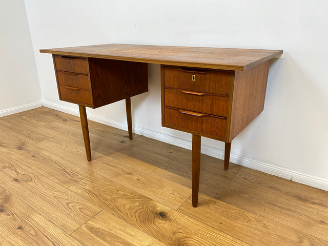 WMK # Stilvoller und sehr gut erhaltener kleiner skandinavischer Mid-Century Schreibtisch in Teakholz mit Schubladen & formschönen Holzgriffen # Bürotisch Desk Arbeitstisch Danisch Design Vintage Teak