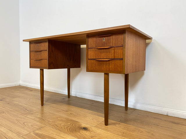 WMK # Stilvoller und sehr gut erhaltener kleiner skandinavischer Mid-Century Schreibtisch in Teakholz mit Schubladen & formschönen Holzgriffen # Bürotisch Desk Arbeitstisch Danisch Design Vintage Teak