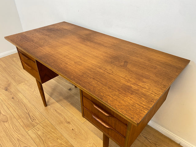 WMK # Stilvoller und sehr gut erhaltener kleiner skandinavischer Mid-Century Schreibtisch in Teakholz mit Schubladen & formschönen Holzgriffen # Bürotisch Desk Arbeitstisch Danisch Design Vintage Teak