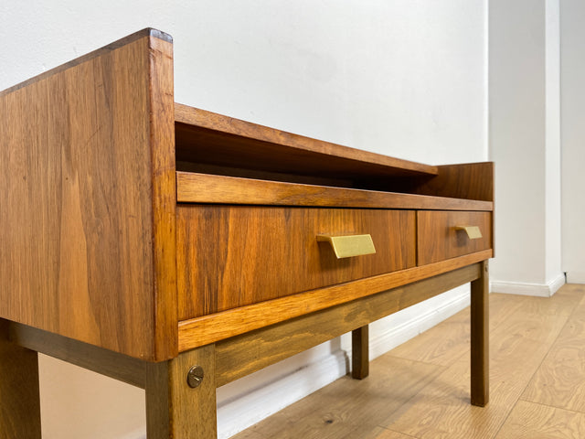WMK # Stilvolles und sehr gut erhaltenes skandinavisches 1970er Jahre Lowboard mit Schubladen und formschönen Messinggriffen # Kommode Sideboard TV-Lowboard TV-Bank Flurkommode Space Age Vintage 60er