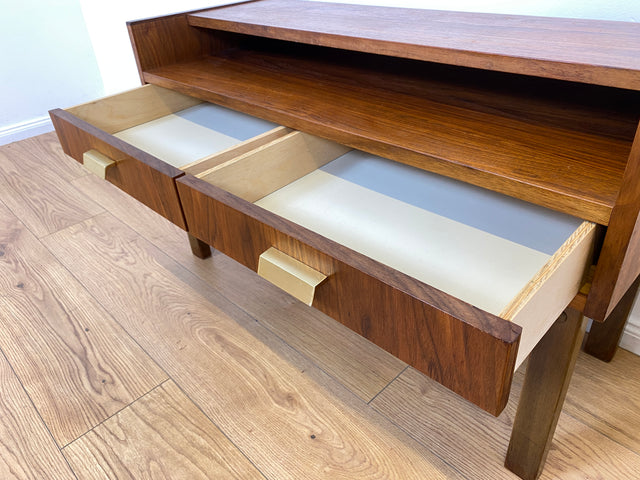 WMK # Stilvolles und sehr gut erhaltenes skandinavisches 1970er Jahre Lowboard mit Schubladen und formschönen Messinggriffen # Kommode Sideboard TV-Lowboard TV-Bank Flurkommode Space Age Vintage 60er
