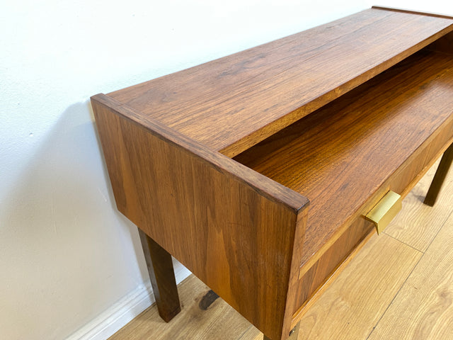 WMK # Stilvolles und sehr gut erhaltenes skandinavisches 1970er Jahre Lowboard mit Schubladen und formschönen Messinggriffen # Kommode Sideboard TV-Lowboard TV-Bank Flurkommode Space Age Vintage 60er