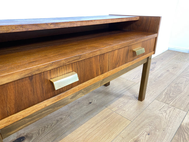 WMK # Stilvolles und sehr gut erhaltenes skandinavisches 1970er Jahre Lowboard mit Schubladen und formschönen Messinggriffen # Kommode Sideboard TV-Lowboard TV-Bank Flurkommode Space Age Vintage 60er