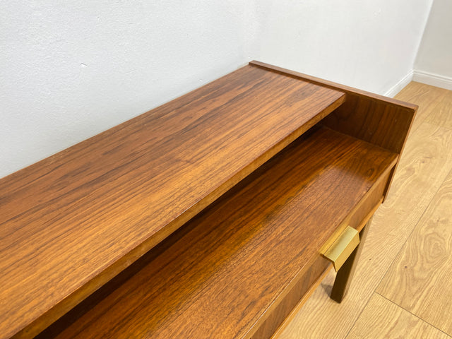 WMK # Stilvolles und sehr gut erhaltenes skandinavisches 1970er Jahre Lowboard mit Schubladen und formschönen Messinggriffen # Kommode Sideboard TV-Lowboard TV-Bank Flurkommode Space Age Vintage 60er
