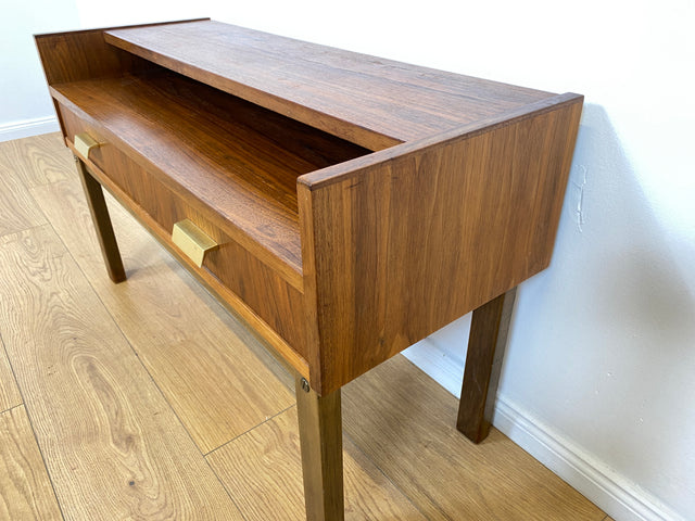 WMK # Stilvolles und sehr gut erhaltenes skandinavisches 1970er Jahre Lowboard mit Schubladen und formschönen Messinggriffen # Kommode Sideboard TV-Lowboard TV-Bank Flurkommode Space Age Vintage 60er