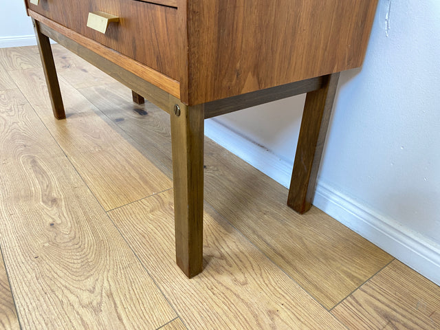 WMK # Stilvolles und sehr gut erhaltenes skandinavisches 1970er Jahre Lowboard mit Schubladen und formschönen Messinggriffen # Kommode Sideboard TV-Lowboard TV-Bank Flurkommode Space Age Vintage 60er