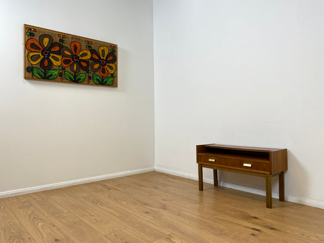 WMK # Stilvolles und sehr gut erhaltenes skandinavisches 1970er Jahre Lowboard mit Schubladen und formschönen Messinggriffen # Kommode Sideboard TV-Lowboard TV-Bank Flurkommode Space Age Vintage 60er