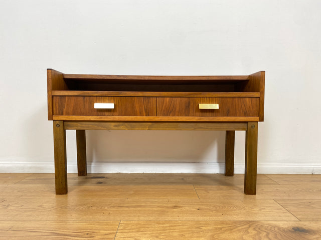 WMK # Stilvolles und sehr gut erhaltenes skandinavisches 1970er Jahre Lowboard mit Schubladen und formschönen Messinggriffen # Kommode Sideboard TV-Lowboard TV-Bank Flurkommode Space Age Vintage 60er