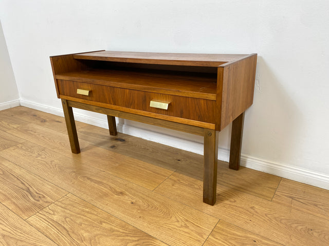 WMK # Stilvolles und sehr gut erhaltenes skandinavisches 1970er Jahre Lowboard mit Schubladen und formschönen Messinggriffen # Kommode Sideboard TV-Lowboard TV-Bank Flurkommode Space Age Vintage 60er