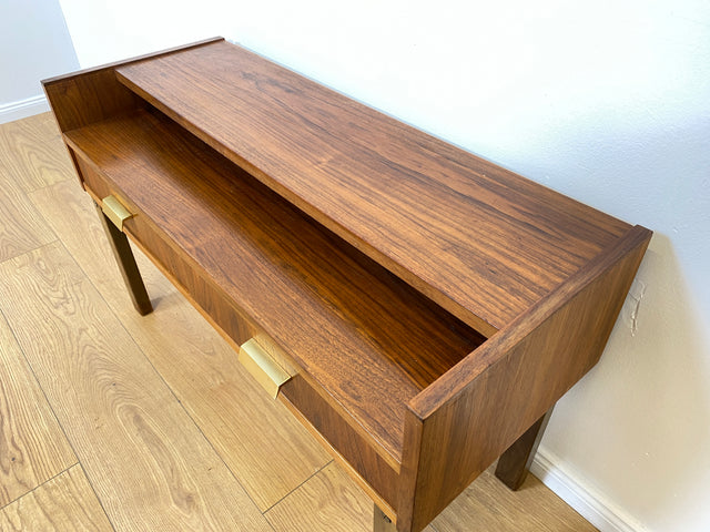 WMK # Stilvolles und sehr gut erhaltenes skandinavisches 1970er Jahre Lowboard mit Schubladen und formschönen Messinggriffen # Kommode Sideboard TV-Lowboard TV-Bank Flurkommode Space Age Vintage 60er