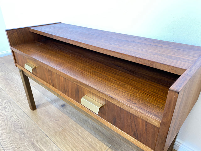 WMK # Stilvolles und sehr gut erhaltenes skandinavisches 1970er Jahre Lowboard mit Schubladen und formschönen Messinggriffen # Kommode Sideboard TV-Lowboard TV-Bank Flurkommode Space Age Vintage 60er