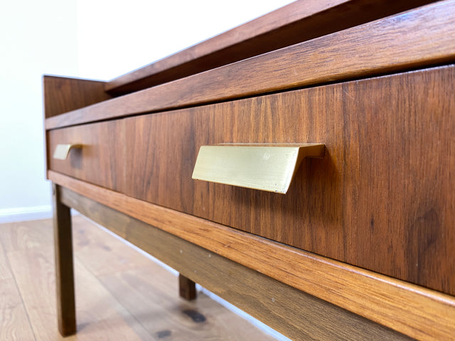 WMK # Stilvolles und sehr gut erhaltenes skandinavisches 1970er Jahre Lowboard mit Schubladen und formschönen Messinggriffen # Kommode Sideboard TV-Lowboard TV-Bank Flurkommode Space Age Vintage 60er