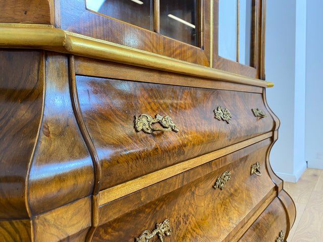 WMK # Pompöse und sehr gut erhaltene Stilmöbel Vitrine im Rokoko Stil mit feinen Intarsien, Gold Akzenten und Messingbeschlägen # Geschirrschrank Schrank Highboard Biedermeier Barock Vintage