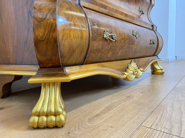 WMK # Pompöse und sehr gut erhaltene Stilmöbel Vitrine im Rokoko Stil mit feinen Intarsien, Gold Akzenten und Messingbeschlägen # Geschirrschrank Schrank Highboard Biedermeier Barock Vintage