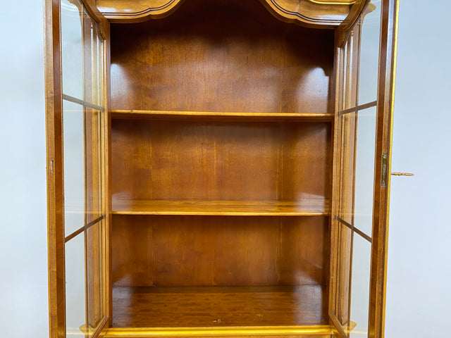 WMK # Pompöse und sehr gut erhaltene Stilmöbel Vitrine im Rokoko Stil mit feinen Intarsien, Gold Akzenten und Messingbeschlägen # Geschirrschrank Schrank Highboard Biedermeier Barock Vintage