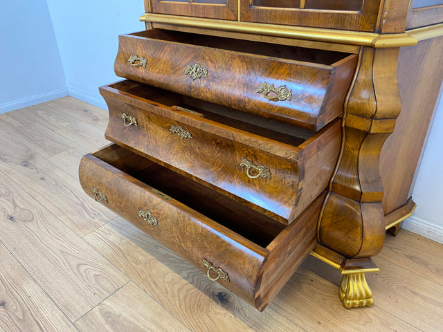 WMK # Pompöse und sehr gut erhaltene Stilmöbel Vitrine im Rokoko Stil mit feinen Intarsien, Gold Akzenten und Messingbeschlägen # Geschirrschrank Schrank Highboard Biedermeier Barock Vintage