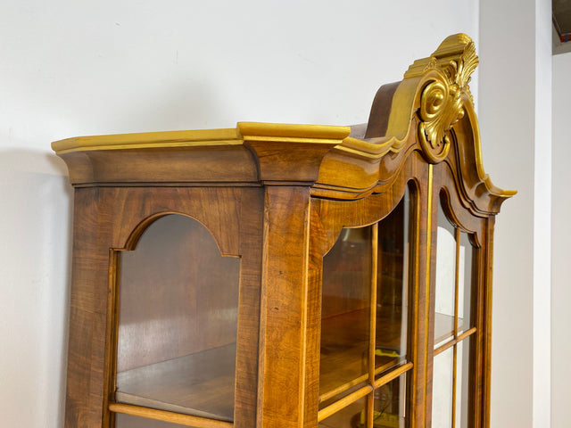 WMK # Pompöse und sehr gut erhaltene Stilmöbel Vitrine im Rokoko Stil mit feinen Intarsien, Gold Akzenten und Messingbeschlägen # Geschirrschrank Schrank Highboard Biedermeier Barock Vintage