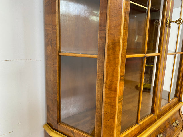 WMK # Pompöse und sehr gut erhaltene Stilmöbel Vitrine im Rokoko Stil mit feinen Intarsien, Gold Akzenten und Messingbeschlägen # Geschirrschrank Schrank Highboard Biedermeier Barock Vintage