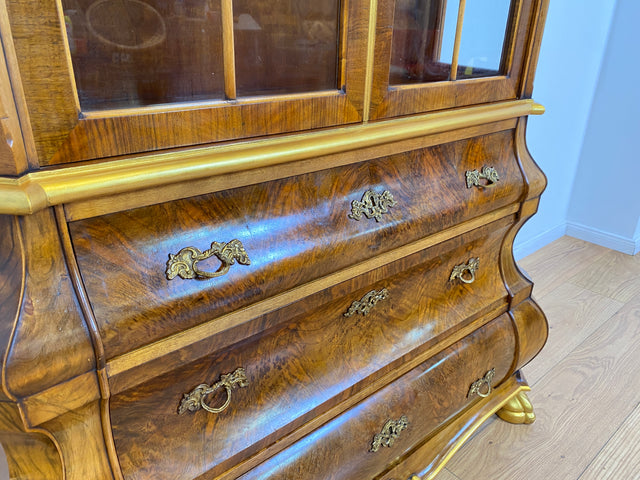 WMK # Pompöse und sehr gut erhaltene Stilmöbel Vitrine im Rokoko Stil mit feinen Intarsien, Gold Akzenten und Messingbeschlägen # Geschirrschrank Schrank Highboard Biedermeier Barock Vintage
