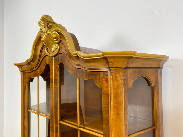 WMK # Pompöse und sehr gut erhaltene Stilmöbel Vitrine im Rokoko Stil mit feinen Intarsien, Gold Akzenten und Messingbeschlägen # Geschirrschrank Schrank Highboard Biedermeier Barock Vintage