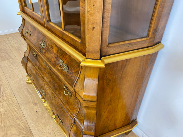 WMK # Pompöse und sehr gut erhaltene Stilmöbel Vitrine im Rokoko Stil mit feinen Intarsien, Gold Akzenten und Messingbeschlägen # Geschirrschrank Schrank Highboard Biedermeier Barock Vintage
