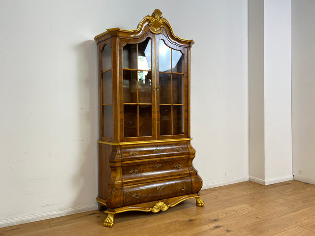 WMK # Pompöse und sehr gut erhaltene Stilmöbel Vitrine im Rokoko Stil mit feinen Intarsien, Gold Akzenten und Messingbeschlägen # Geschirrschrank Schrank Highboard Biedermeier Barock Vintage