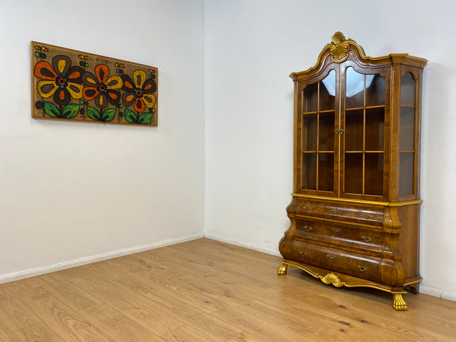 WMK # Pompöse und sehr gut erhaltene Stilmöbel Vitrine im Rokoko Stil mit feinen Intarsien, Gold Akzenten und Messingbeschlägen # Geschirrschrank Schrank Highboard Biedermeier Barock Vintage
