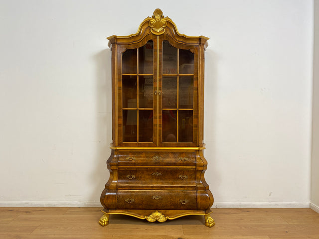 WMK # Pompöse und sehr gut erhaltene Stilmöbel Vitrine im Rokoko Stil mit feinen Intarsien, Gold Akzenten und Messingbeschlägen # Geschirrschrank Schrank Highboard Biedermeier Barock Vintage