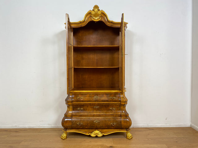 WMK # Pompöse und sehr gut erhaltene Stilmöbel Vitrine im Rokoko Stil mit feinen Intarsien, Gold Akzenten und Messingbeschlägen # Geschirrschrank Schrank Highboard Biedermeier Barock Vintage
