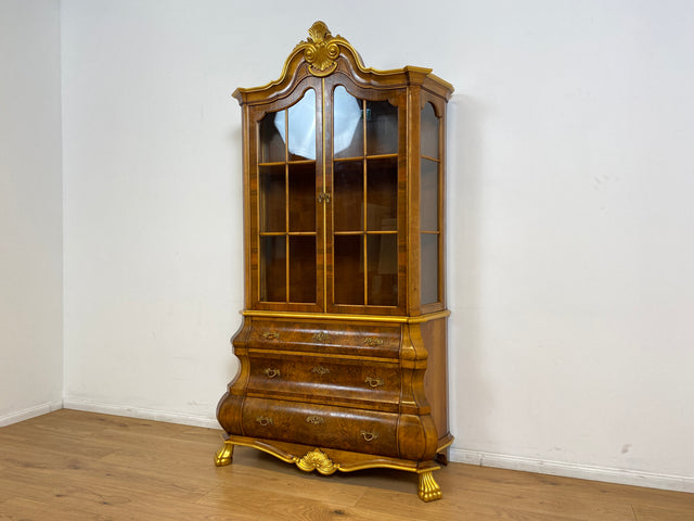 WMK # Pompöse und sehr gut erhaltene Stilmöbel Vitrine im Rokoko Stil mit feinen Intarsien, Gold Akzenten und Messingbeschlägen # Geschirrschrank Schrank Highboard Biedermeier Barock Vintage