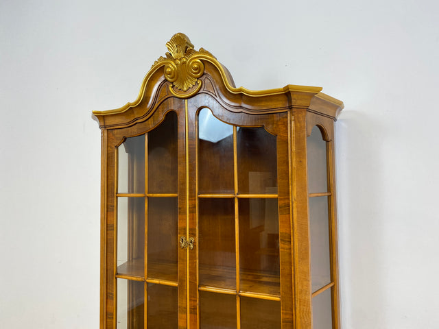 WMK # Pompöse und sehr gut erhaltene Stilmöbel Vitrine im Rokoko Stil mit feinen Intarsien, Gold Akzenten und Messingbeschlägen # Geschirrschrank Schrank Highboard Biedermeier Barock Vintage