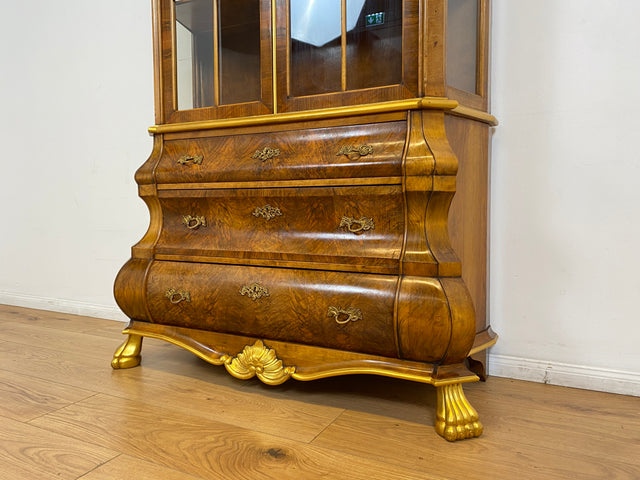 WMK # Pompöse und sehr gut erhaltene Stilmöbel Vitrine im Rokoko Stil mit feinen Intarsien, Gold Akzenten und Messingbeschlägen # Geschirrschrank Schrank Highboard Biedermeier Barock Vintage